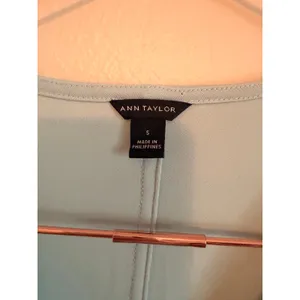 Ann Taylor Sleeveless Blouse Womens‎ Small Light Blue V-Neck Pleat Front Shell thumbnail 3