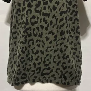 Lucky Brand Animal Print Short Sleeve Crewneck T-Shirt Olive Green Size Medium thumbnail 5