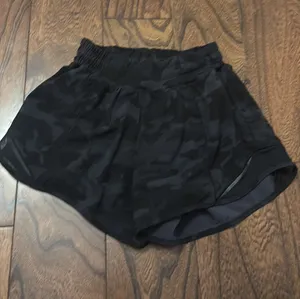 Lululemon Shorts Hotty Hot 2.5" Black Camo High-Rise thumbnail 1