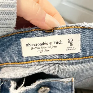 Abercrombie The 90's Relaxed Straight Leg Jeans High Rise Blue 6 / 28 thumbnail 2