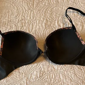 Victoria's Secret 32-D Black and Pink Snake Print Bra thumbnail 4