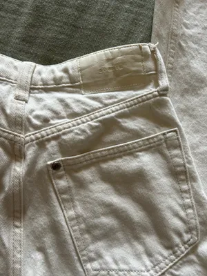 H&M High-Waisted Jeans thumbnail 6