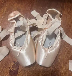 bloch pointe shoes Size 6 thumbnail 1