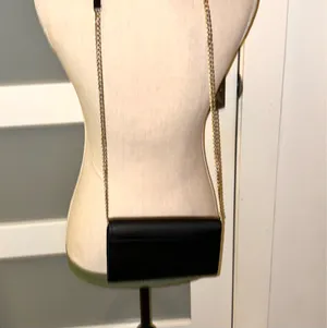 Kate Spade New York Darcy Chain Wallet Crossbody in black. thumbnail 4