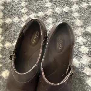 Clarks Bendables Shoes Womens‎ Size 8M Brown Leather Slip On Heel Comfort Zipper thumbnail 7