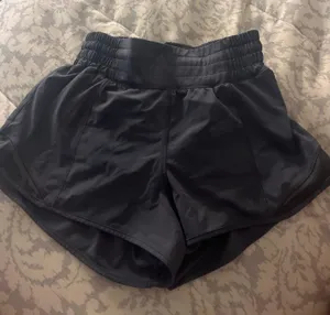 Lululemon Hotty Hot Shorts 2.5" High-Rise thumbnail 1
