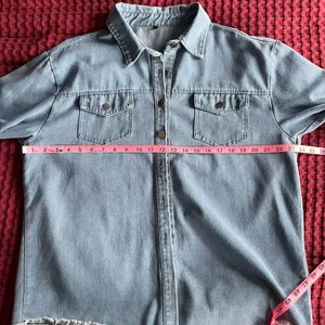 Women’s Oversized Denim Shacket Shirt Jacket Light Wash Frayed Hem Size M thumbnail 9