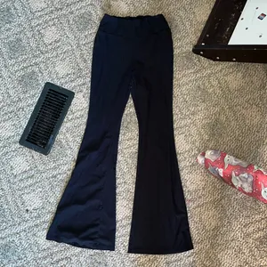 Women’s Size Small Flare Leggings thumbnail 4