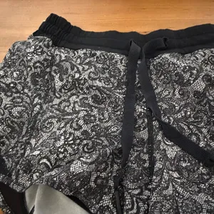 Lululemon Athletica Lace Print Running Shorts‎ Black White Mesh Trim Size 10 Reg thumbnail 2