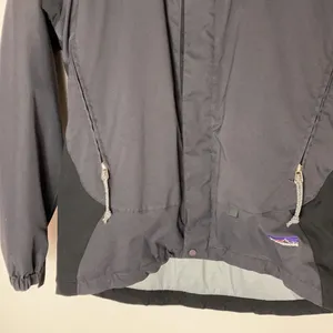 Patagonia black hooded fleece lined jacket size Small thumbnail 3