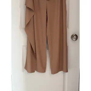 Halara Tan Asymmetrical Ruffle Wide Leg Trousers Pants Small Petite NWT 8YZ5V thumbnail 4