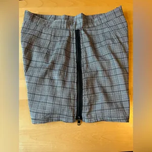 NWT LF plaid zip side shorts thumbnail 5