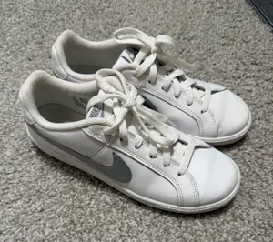 Nike white shoes thumbnail 1