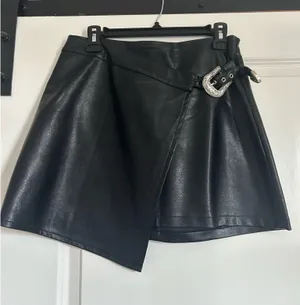 Black leather skirt with buckle thumbnail 1