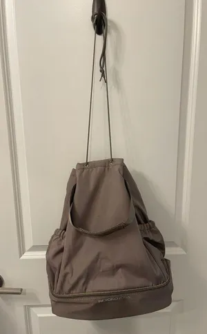 Beyond Yoga NWT gym bag drawstring in birch thumbnail 7