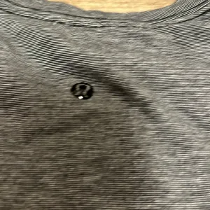 Lululemon size 4‎ cinched waist gray adorable top thumbnail 4