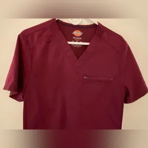Dickies Nurse Scrub Burgundy Short Sleeve Vneck Shirt Women’s Sz Small thumbnail 3