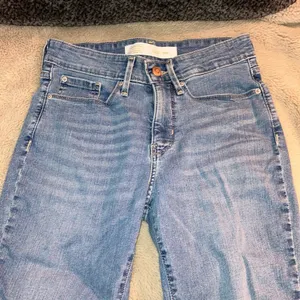 🔹 4 for $30 Levi Strauss Signature Gold Totally Shaping Skinny Jeans, Size 4 thumbnail 2