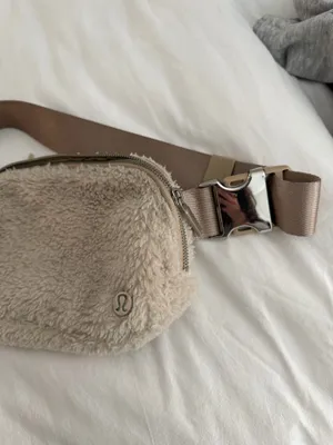 Lululemon Everywhere Belt Bag 1L thumbnail 2