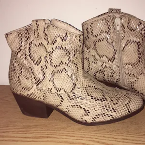 True Craft Sexy Snakeskin 2” Heel Booties Size 8M thumbnail 4