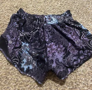 Lululemon Hotty Hot Short 2.5” thumbnail 1