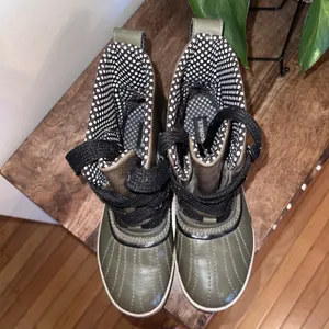 Sorel Out N About Olive Green Leather Duck Waterproof Boots Size Women's 9‎ EUC thumbnail 5