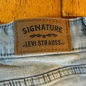 Women's Levi’s High Waist Light Wash Denim Shorts 31/12‎ Frayed Hem thumbnail 2