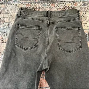 American Eagle Outfitters Mom Jean in Black Wash Charcoal Grey Size 8 thumbnail 10