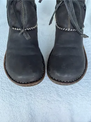 UGG AUSTRALIA COVE S/N 5136 SUEDE LEATHER GENUINE SHEEPSKIN Boots Size 9 Women’s thumbnail 3