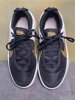Nike Team Hustle D 10 GS Black Metallic Gold White Women's Sneakers Size 7-7.5 thumbnail 11