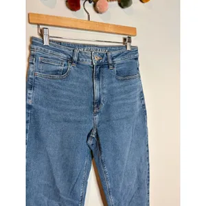 American Eagle medium wash Mom Straight Jeans thumbnail 6