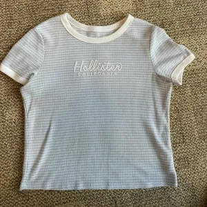 Women’s hollister tshirt size large thumbnail 1