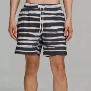 Lululemon Men’s Pool Short 7" Watercolour Stripe Vapor Graphite Grey Size Large thumbnail 1
