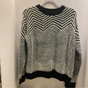 100% Acrylic Sweater. Womens. Small. Black & White Chevron. Fluffy Soft Texture. thumbnail 2