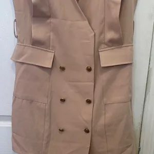 Pretty Little Thing NUDE SLEEVELESS GOLD BUTTON DETAIL BLAZER DRESS thumbnail 5