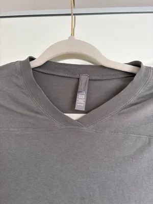 SKIMS Outdoor Cropped V Neck Shirt thumbnail 2