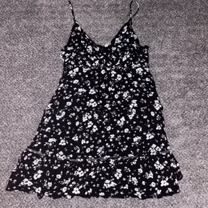 Urban Daisy Boutique Women's Floral Mini Dress Side Medium thumbnail 1