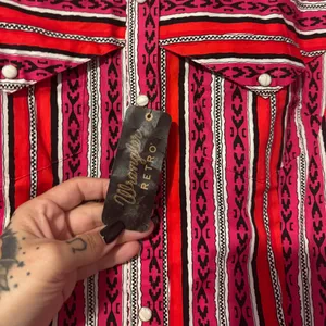 Wrangler Retro NWT Women’s pink/red tribal Button Down Shirt in size medium thumbnail 3