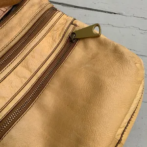 Fossil Y2K Tan/Yellowish Leather Crossbody Purse w/ Numerous Zipper Pockets thumbnail 7