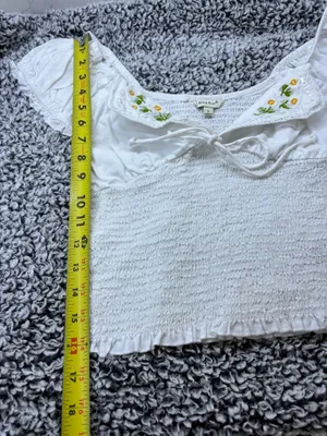White Floral Embroidered Babydoll Split Collar Smocked Milkmaid Top Size L Boho Floral Prairie thumbnail 7