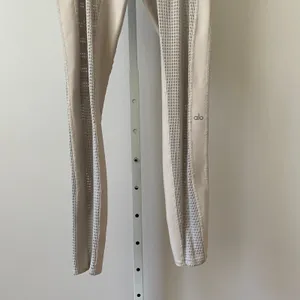 Alo Yoga Sporty Chic Yoga Pilates Mesh‎ Panel Leggings Medium Beige thumbnail 3