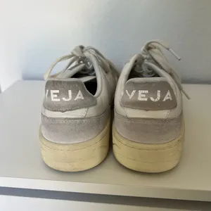 VEJA V-90 Leather and Suede Sneakers in Gravel White thumbnail 4