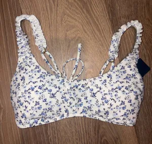 brand new hollister floral blue and white ruffle top thumbnail 1