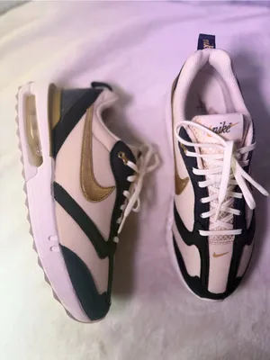 Nike Women's White Black Sneakers with Metallic Gold Swoosh thumbnail 5