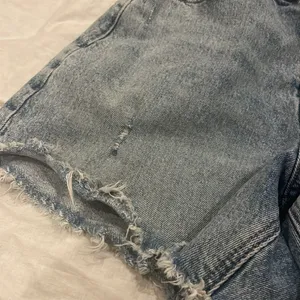 Abercrombie and Fitch- the Dad short high-rise in curve love thumbnail 5