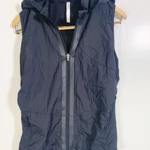 Fabletics S hooded vest elastic waist nylon thumbnail 3