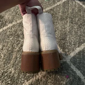 Stylish White Lace-Up Ankle Boots thumbnail 3