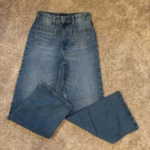 Free Assembly Women's High-Rise Wide-Leg Jeans with Patch Pockets thumbnail 2