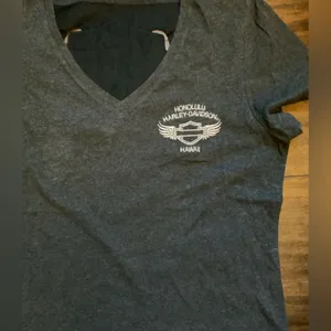 Harley Davidson Woman's Medium Gray V-Neck T-Shirt Back Cutout Wings thumbnail 2