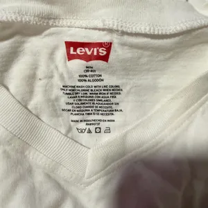 Levi's White Cotton V-Neck Tee‎ thumbnail 2